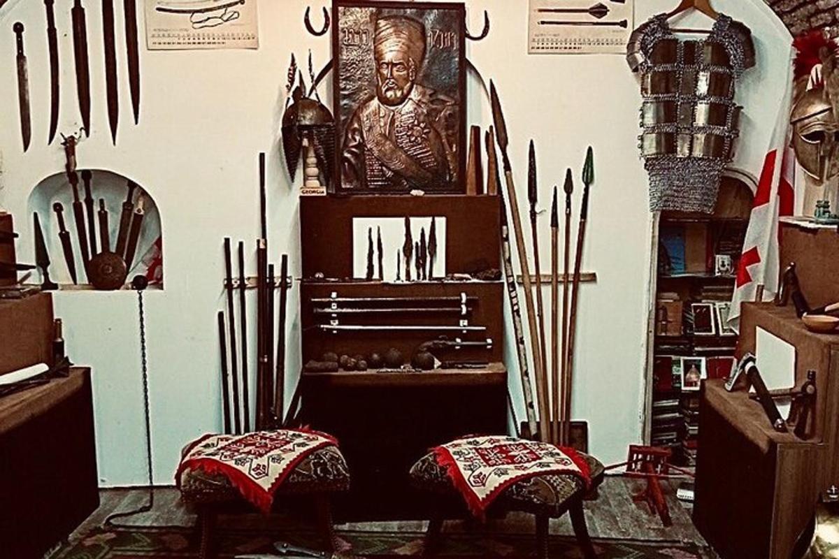 o cameră cu o statuie a unui zeu pe perete