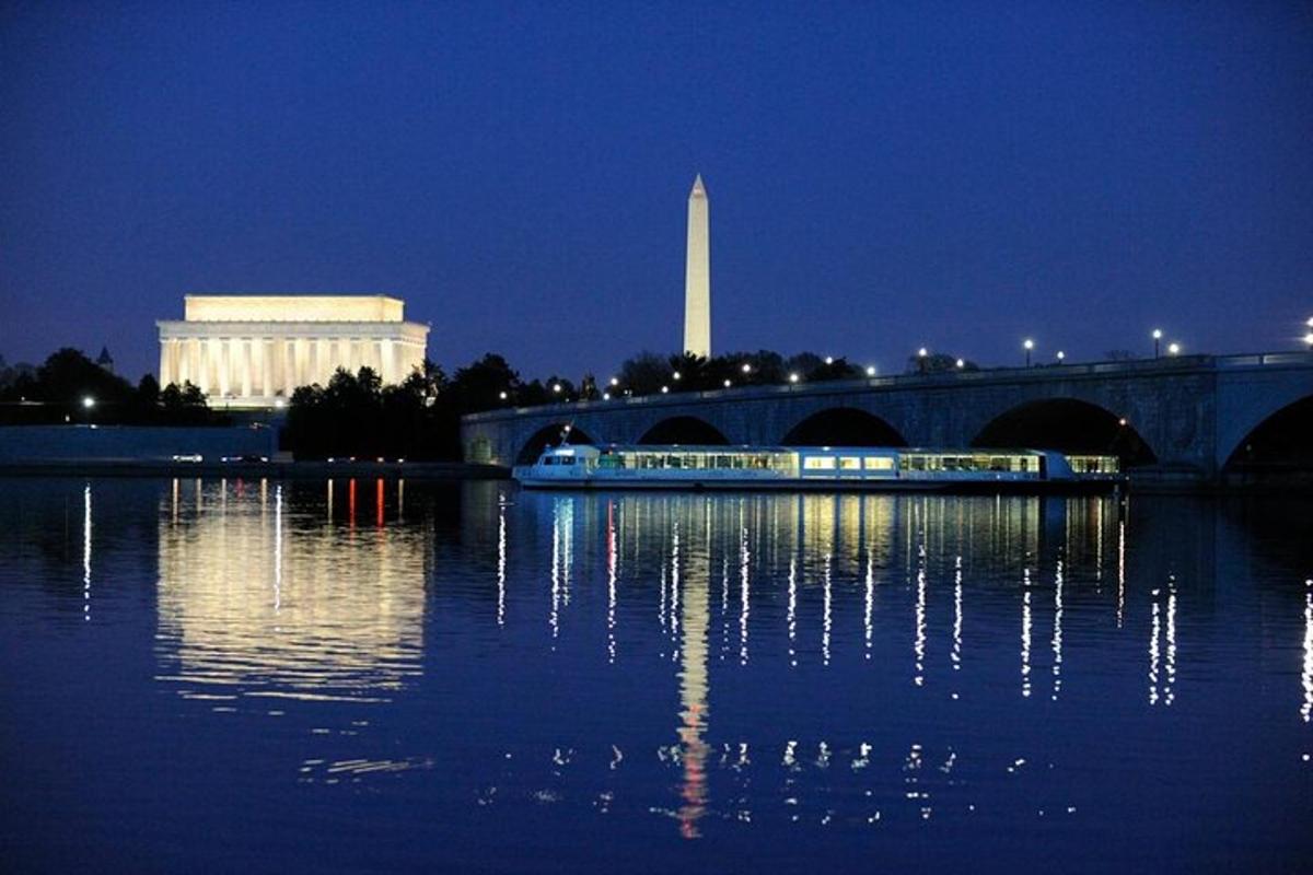 most přes vodní plochu s Washingtonským monumentem