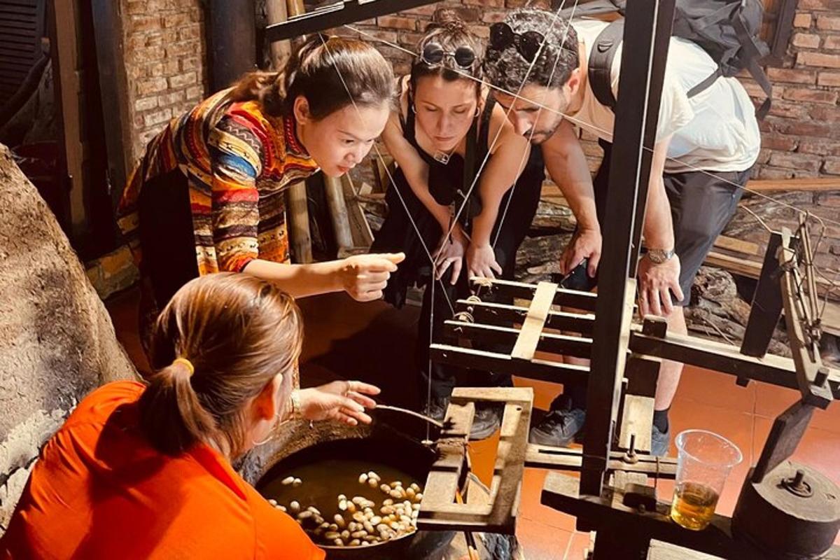 un gruppo di persone che cucinano il cibo in un forno