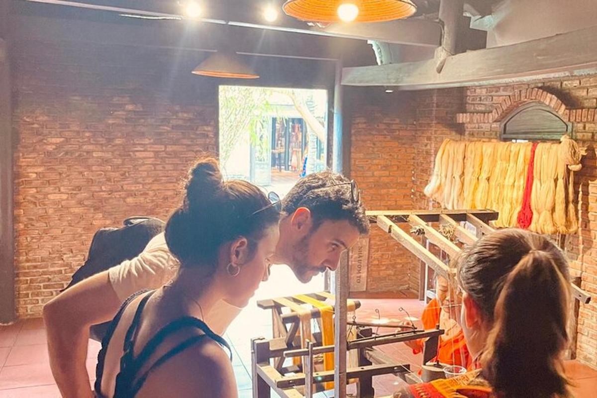 un uomo e una donna in piedi in un salone da parrucchiere