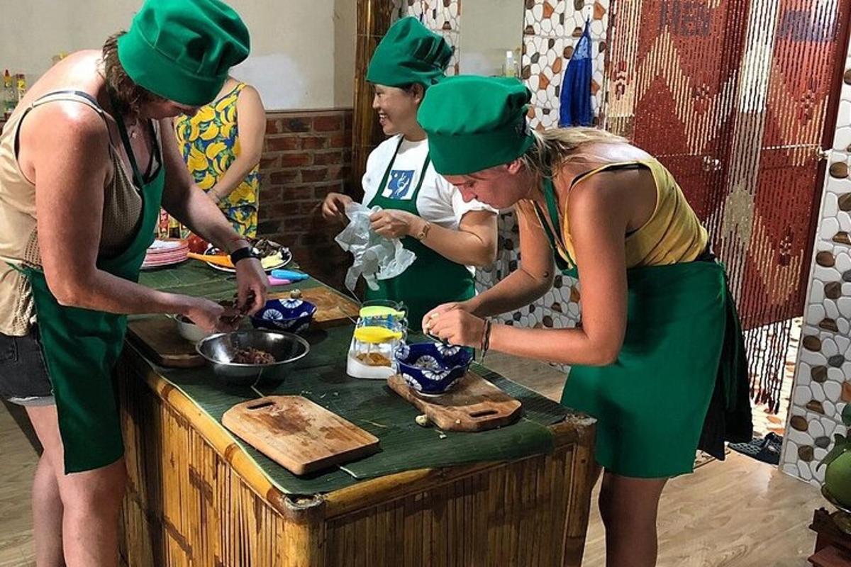 grupp rohelistes mütsides inimesi toitu valmistamas