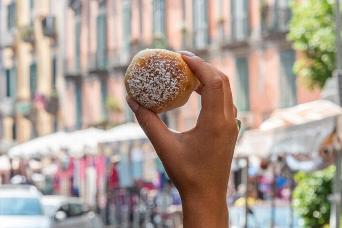 egy személy, aki fánkot tart a kezében