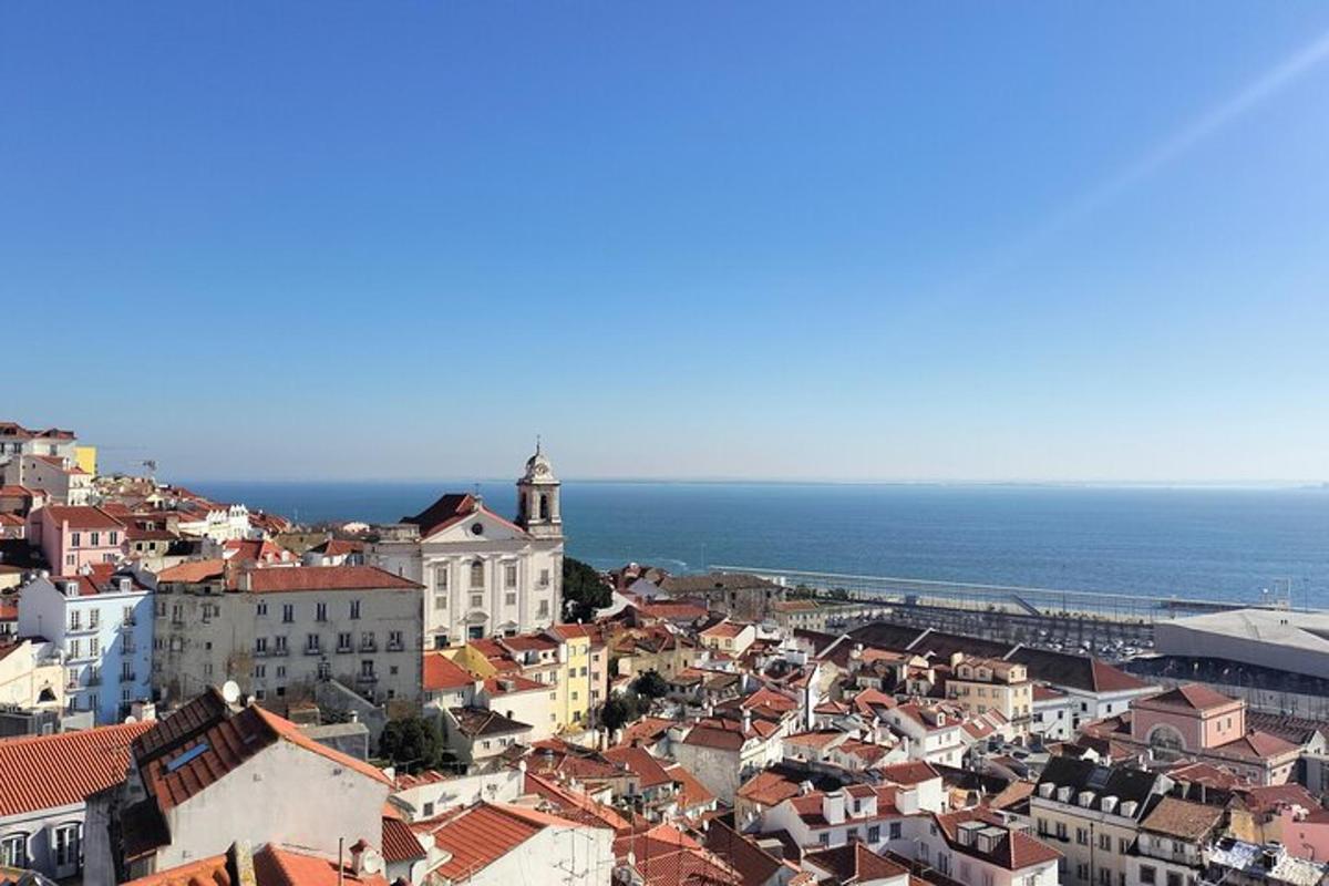 pohled na město s budovami a oceánem