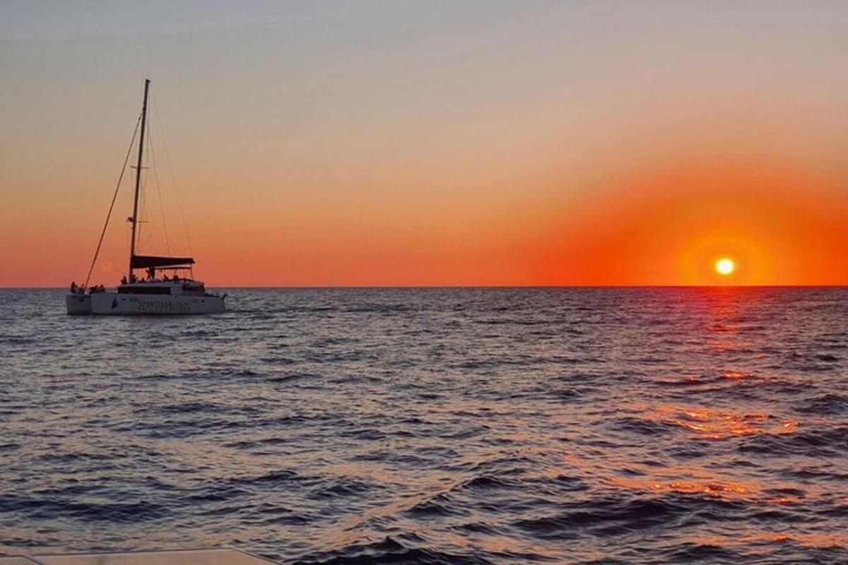 een boot in de oceaan bij zonsondergang