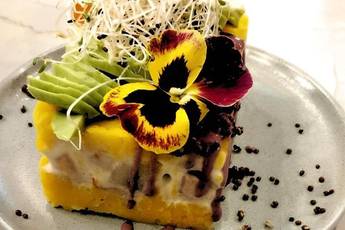 una fetta di torta con un fiore su un piatto
