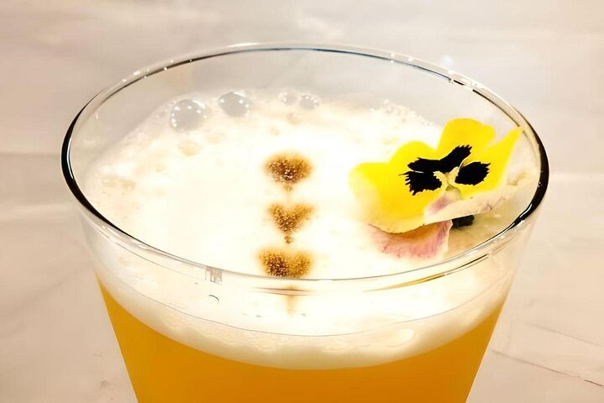 un bicchiere di birra con una faccia al centro