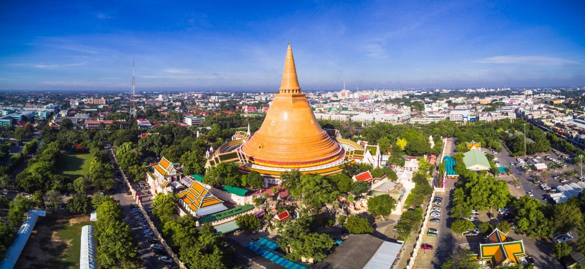 uma vista aérea de um grande pagode em uma cidade