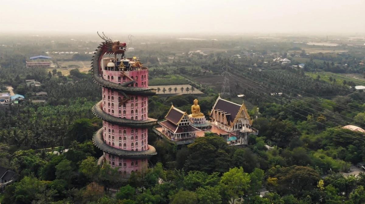 um edifício alto no topo de uma colina
