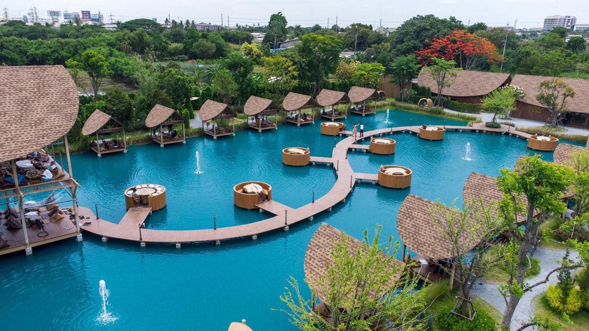 uma imagem de uma piscina em um resort