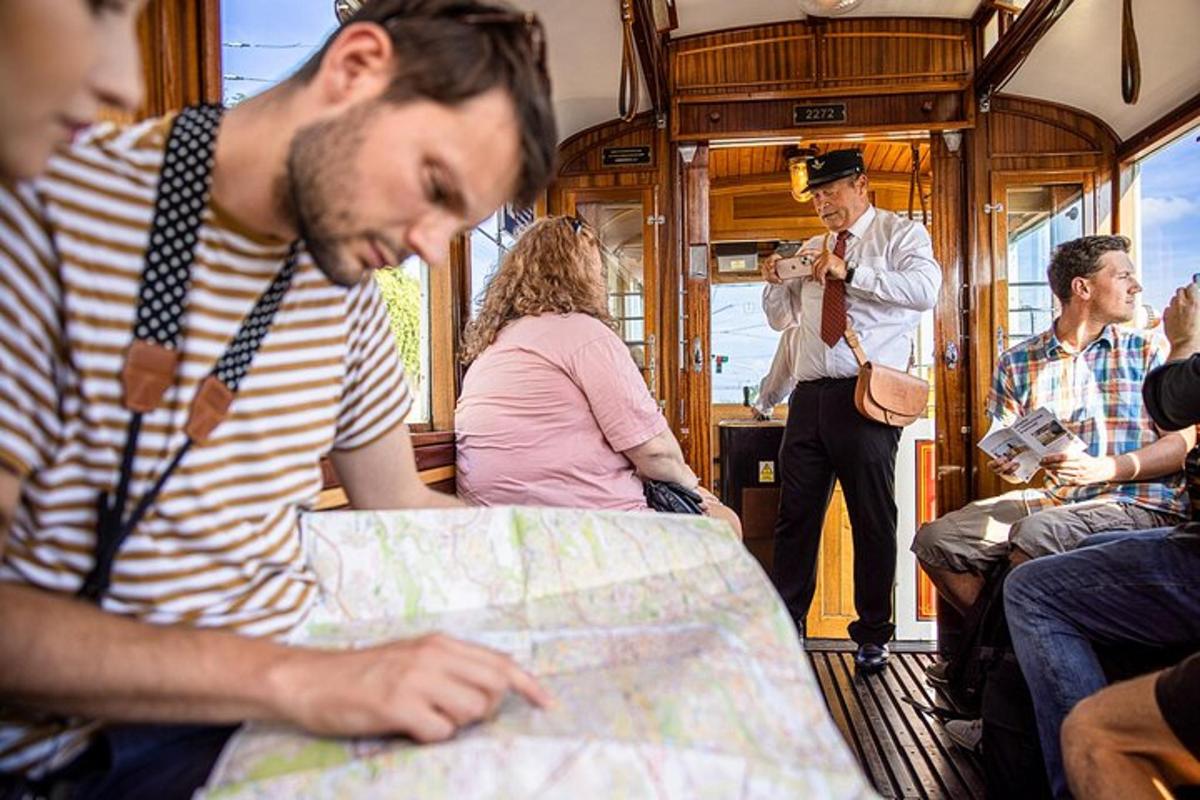 un uomo che guarda una mappa su un treno