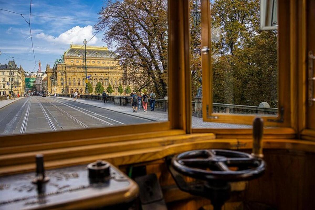 okno s výhledem na ulici a budovy