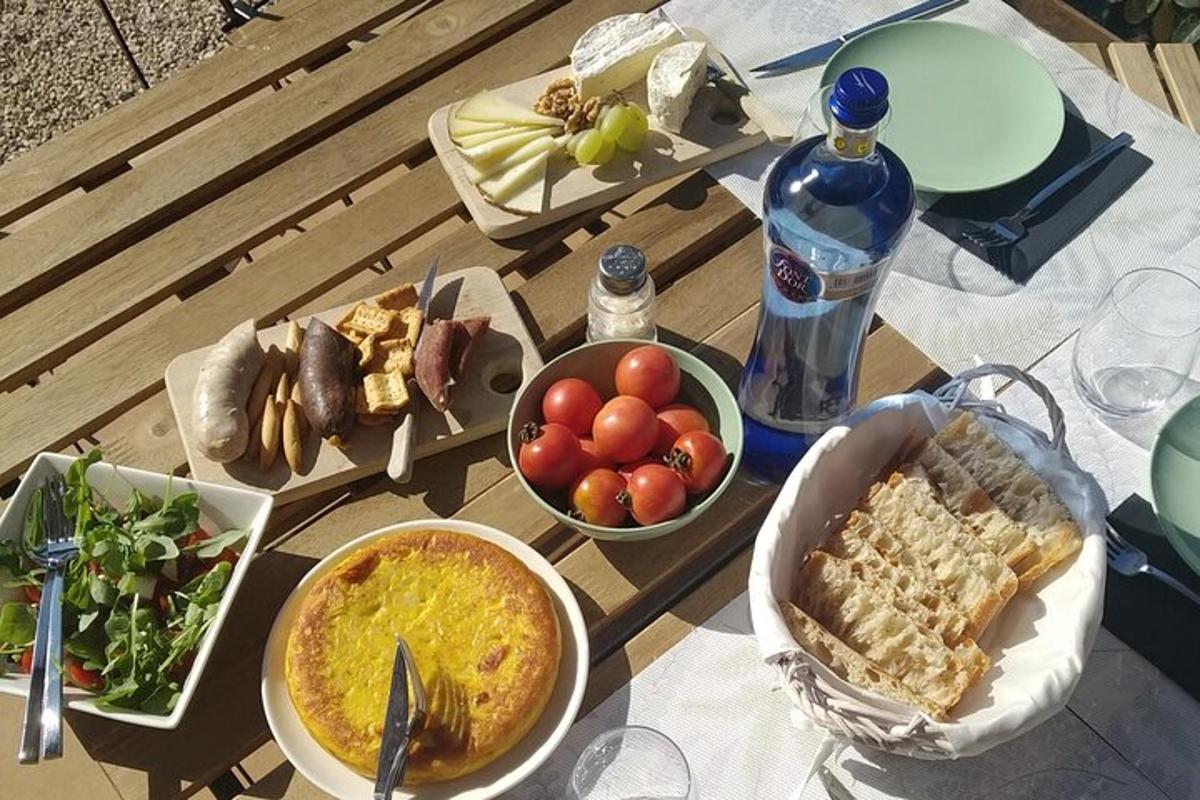 laud, millel on toidukausid ja veepudel