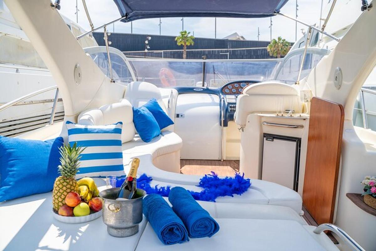 ein Boot mit einem Tisch mit Obst darauf