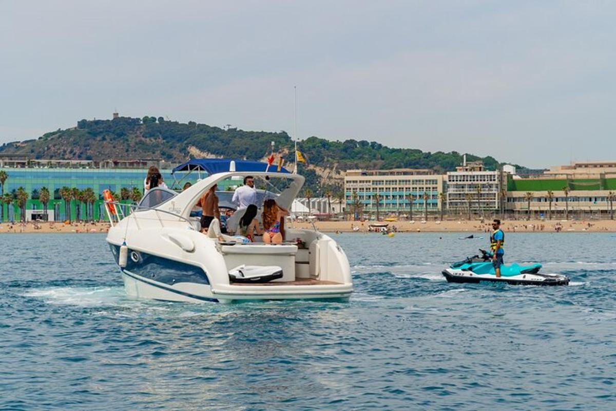 eine Gruppe von Menschen auf einem Boot im Wasser