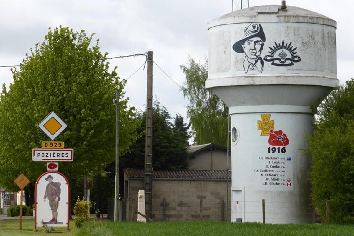 ein Wasserturm mit einem Gemälde eines Mannes darauf