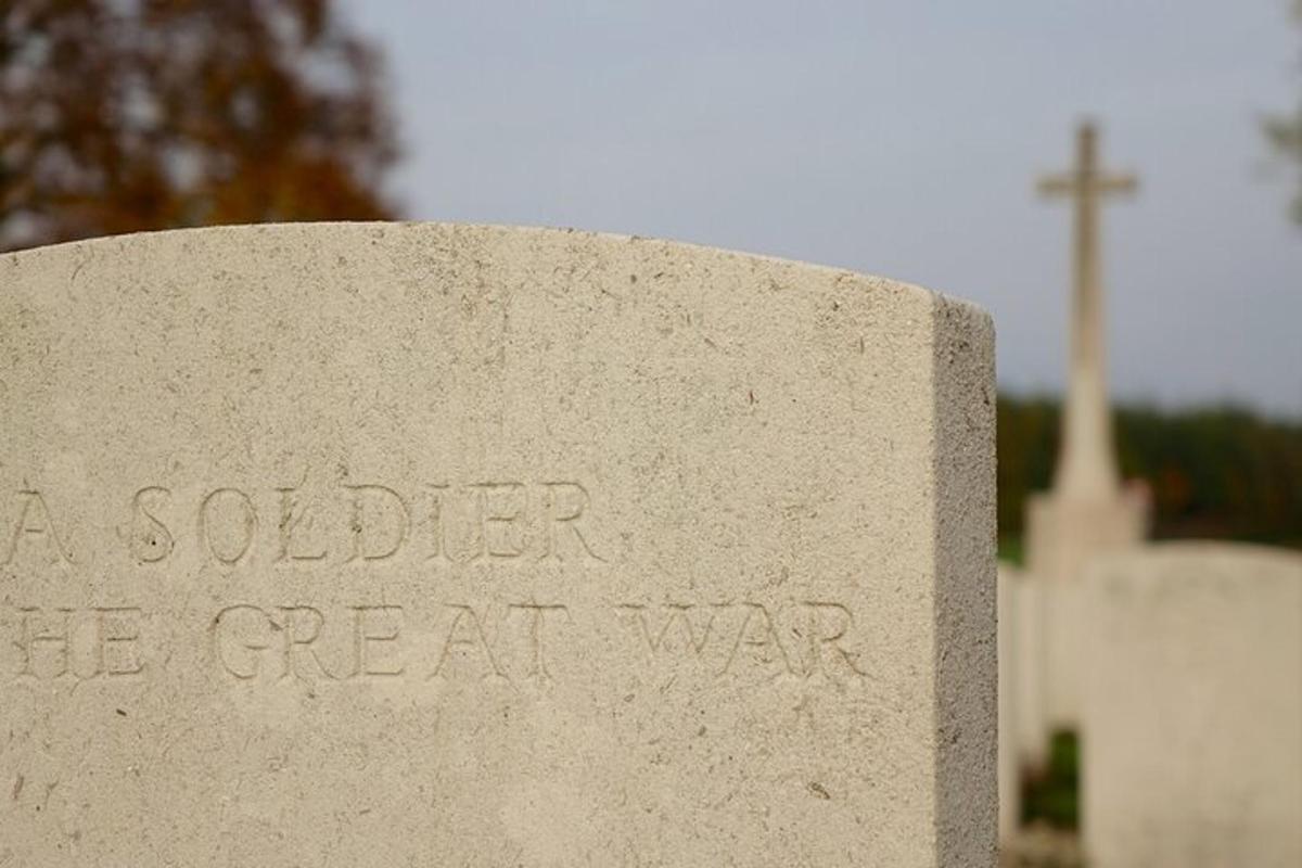 ein steinernes Denkmal mit der Aufschrift „Ein Soldat im großen Krieg“