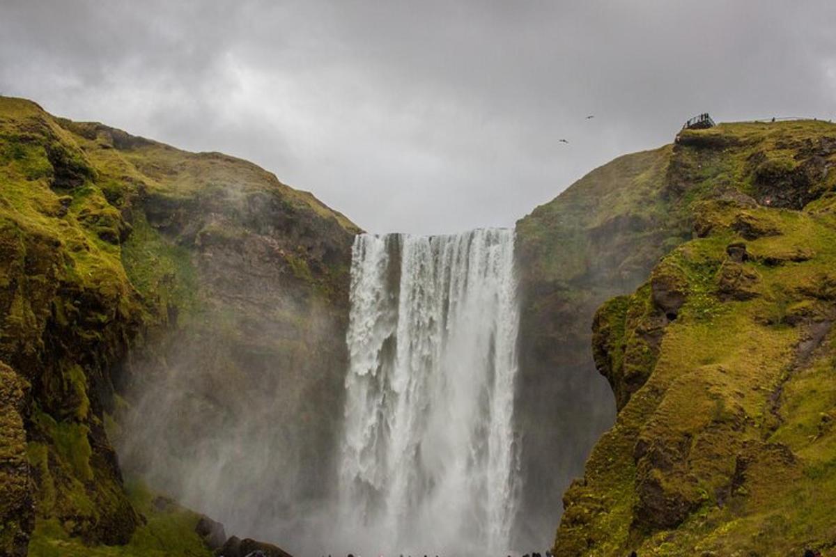 ein Wasserfall an der Seite eines Berges
