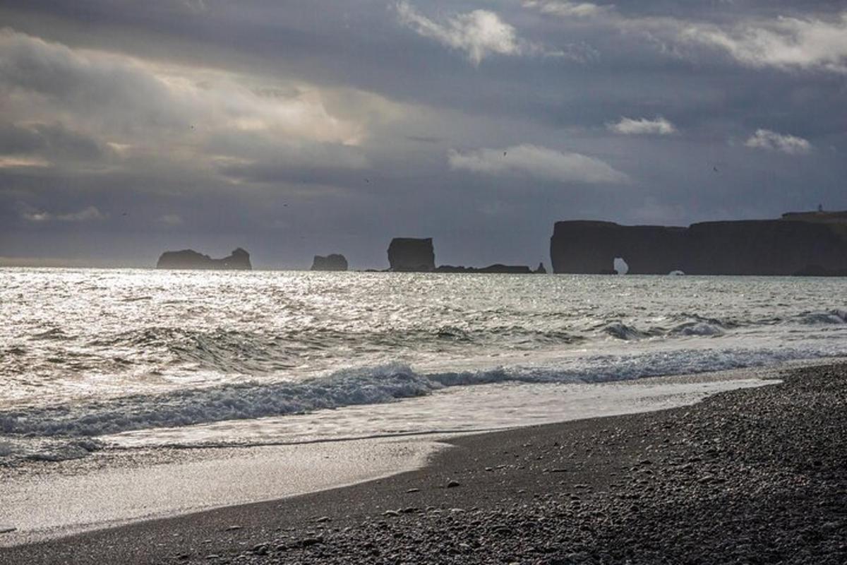 ein Strand mit dem Meer und Felsen im Hintergrund