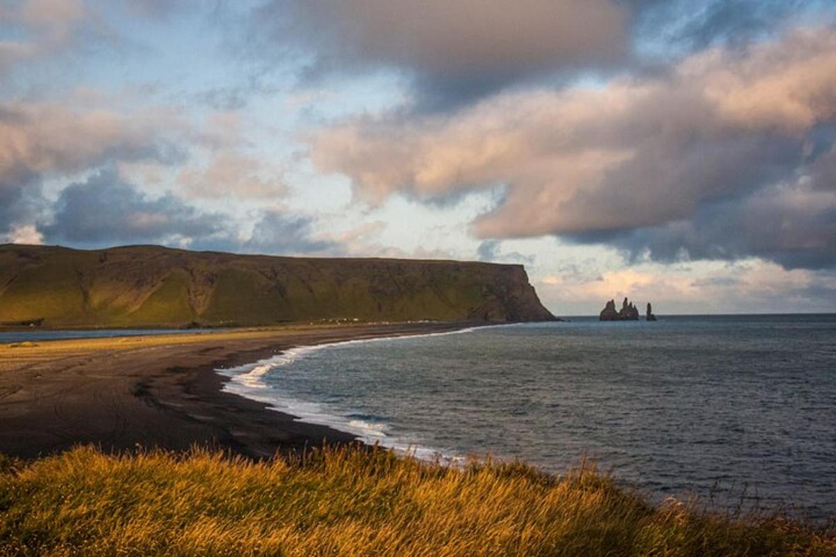 Blick auf einen Strand mit Felsen im Wasser