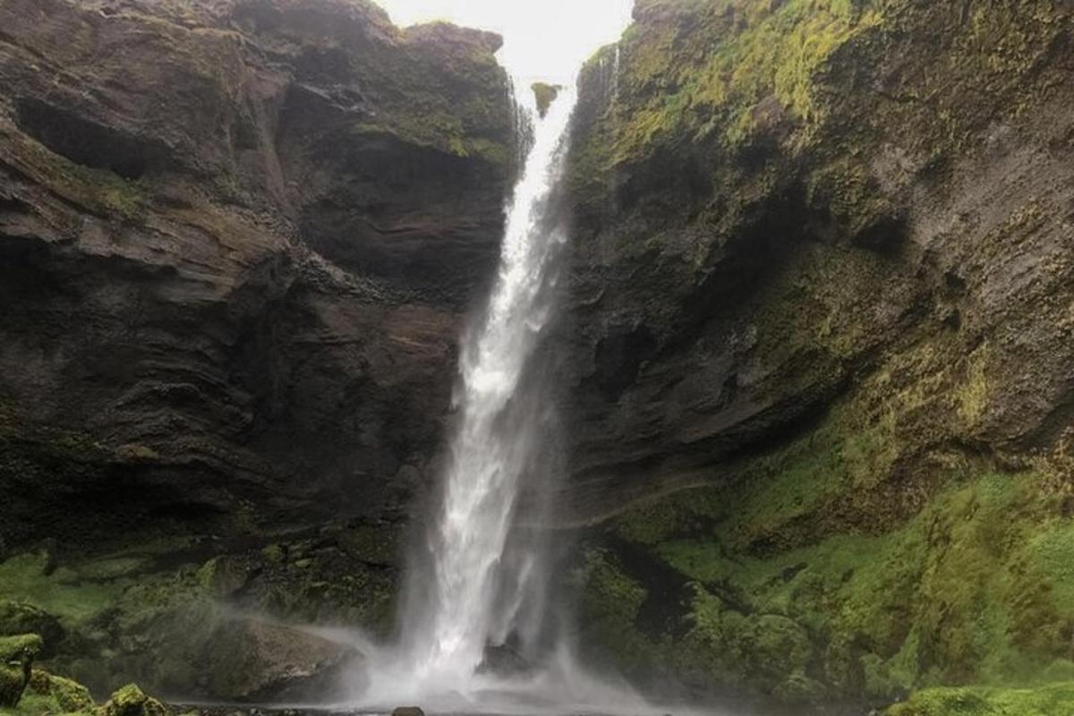 ein Wasserfall an der Seite eines Berges
