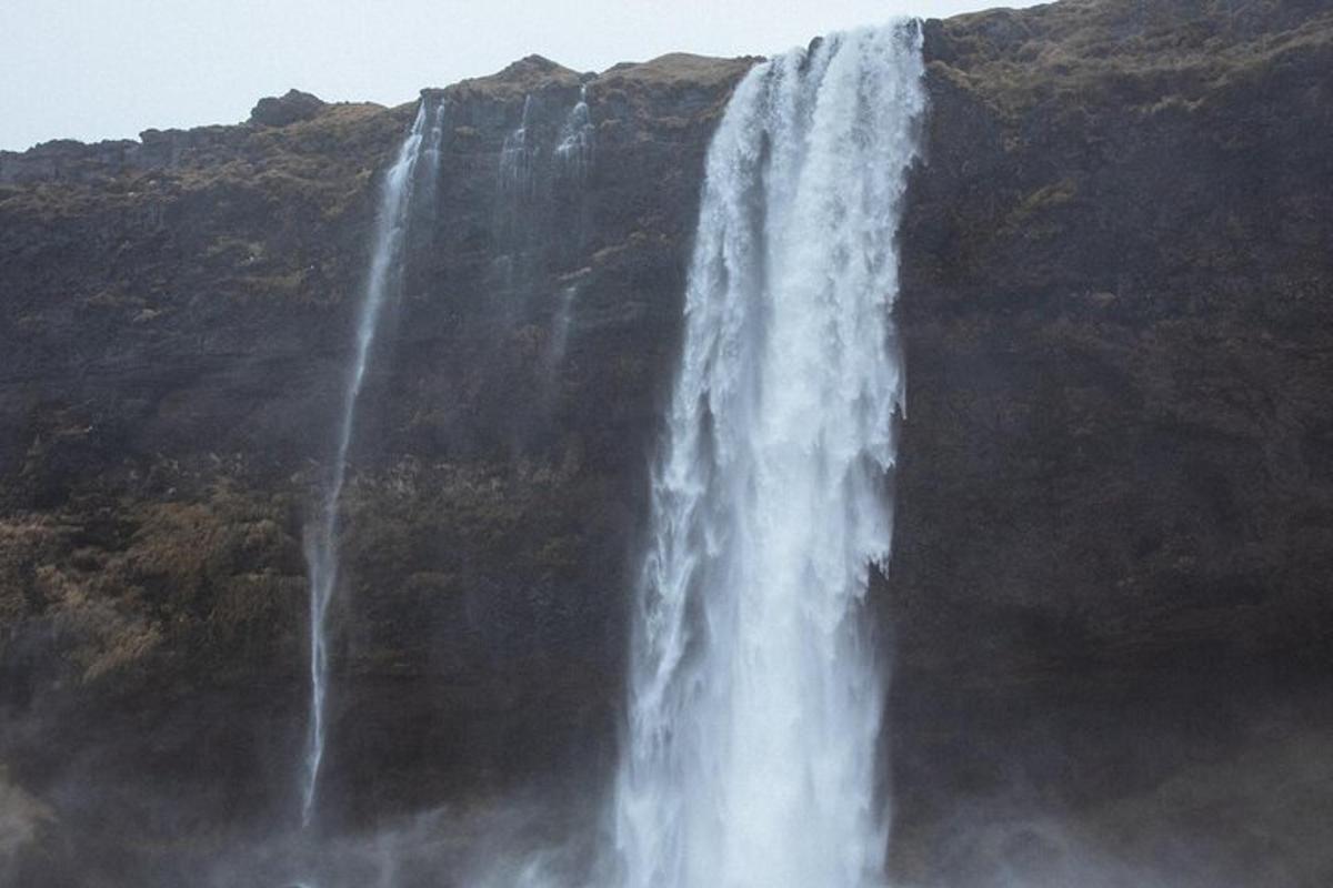una cascada en la ladera de una montaña