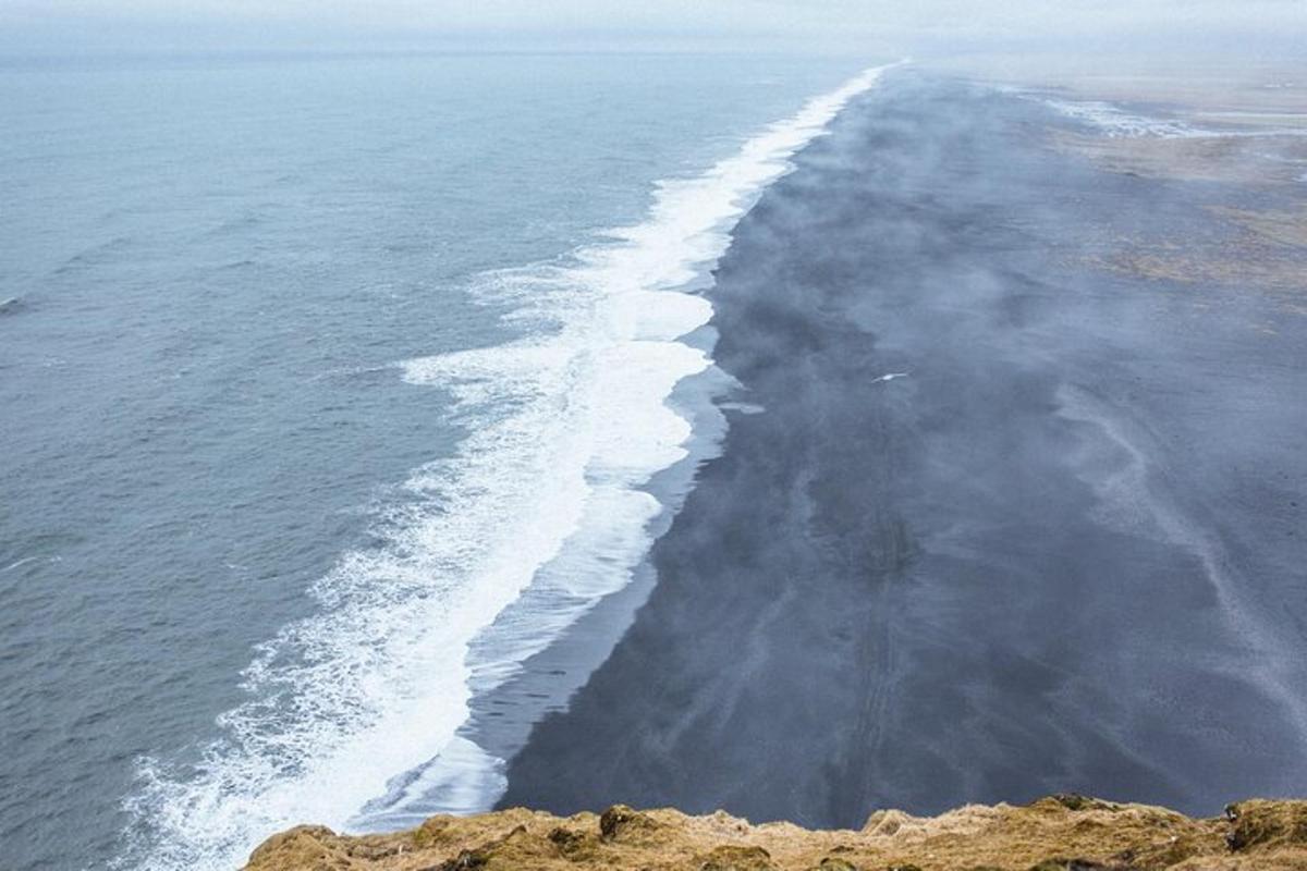 una vista aerea della costa dell'oceano