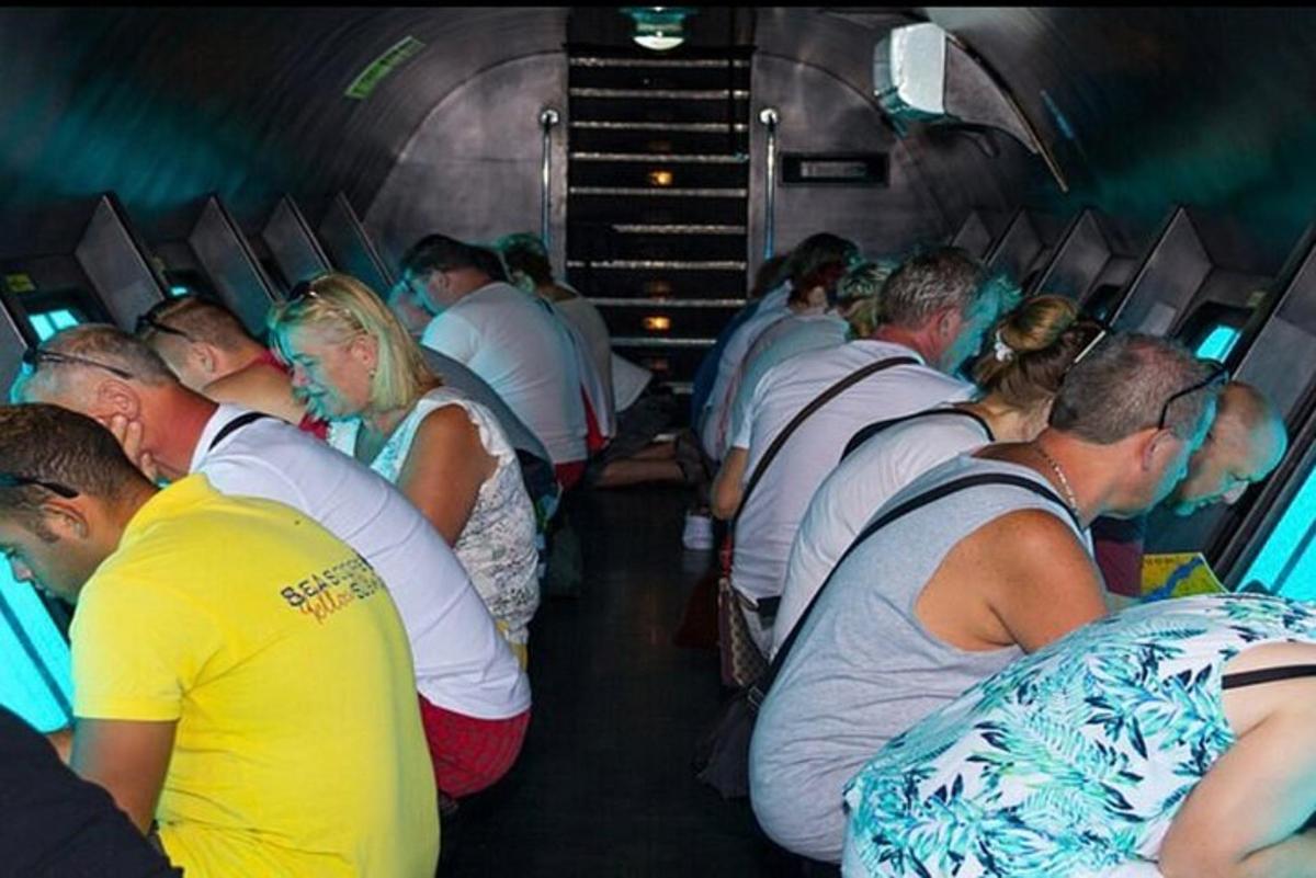un gruppo di persone sedute su un aereo