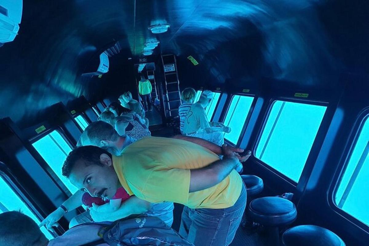isang grupo ng mga tao na nakaupo sa isang tren