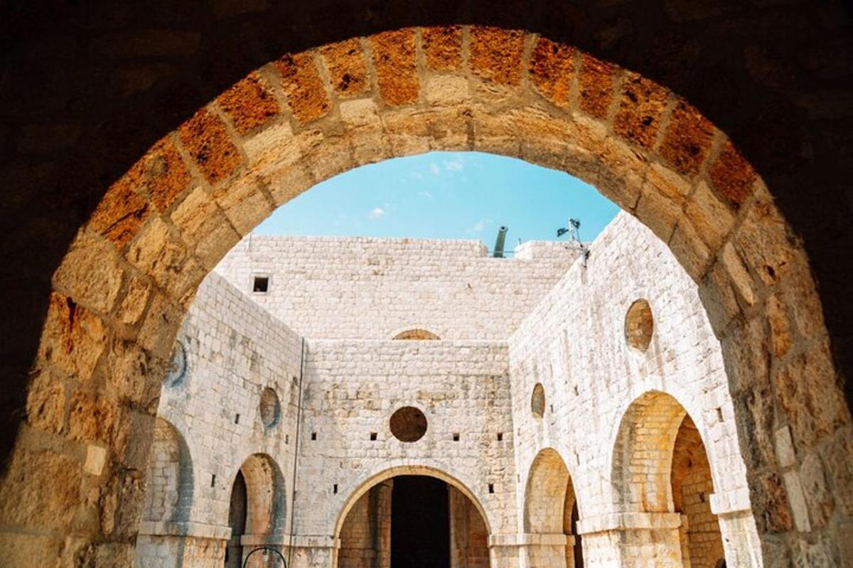 Un gran edificio de ladrillo con un arco.