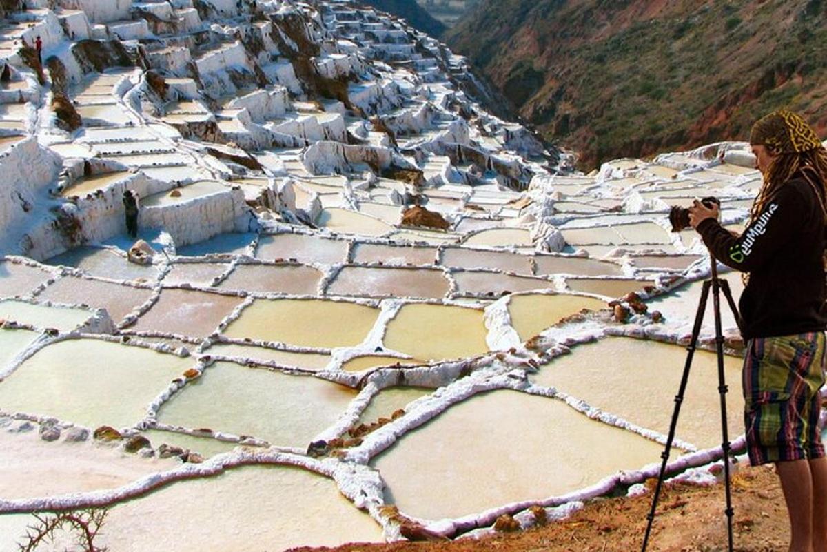 una persona tomando una fotografía de un pueblo con una cámara