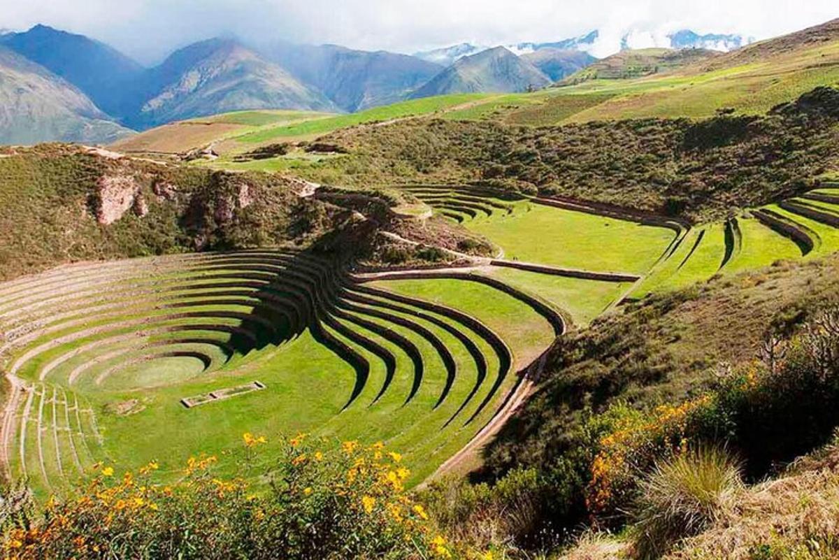 um anfiteatro em uma montanha com montanhas ao fundo