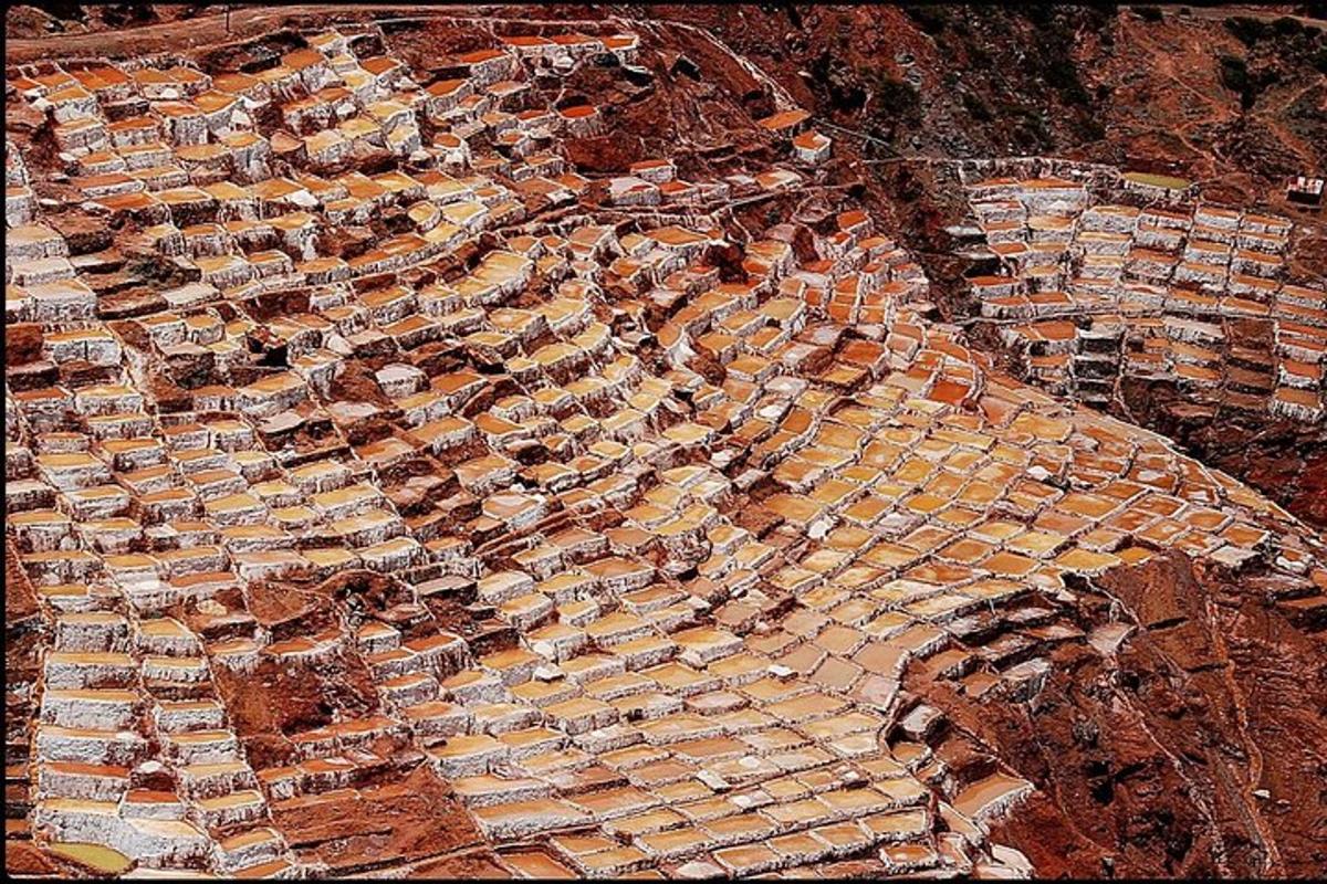 uma vista aérea de uma parede de rocha com