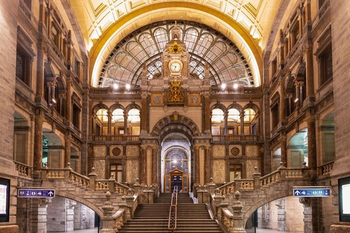 un grande edificio con scale e un orologio sul soffitto