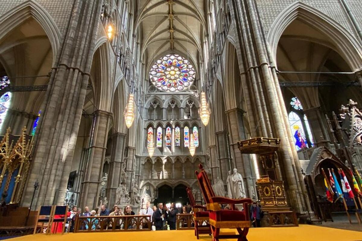 une église avec une chaise au milieu