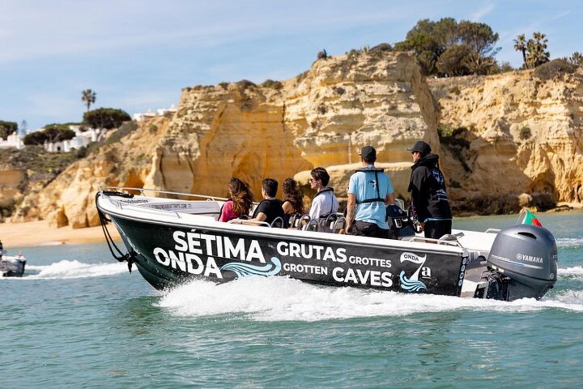 un grupo de personas en un barco en el agua