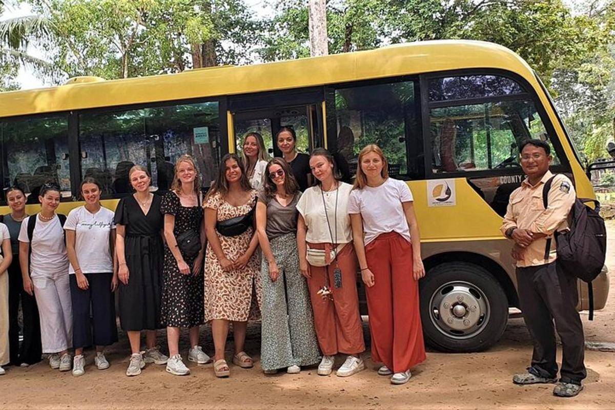 en gruppe mennesker, der står foran en bus
