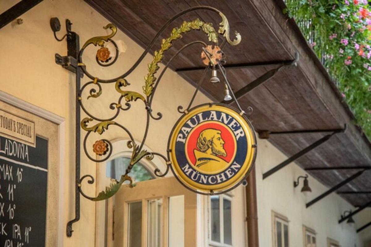 znak, ki visi s strani stavbe
