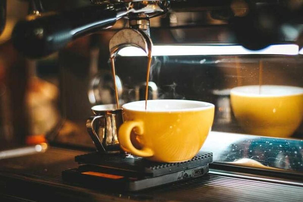 una macchina per il caffè che versa il caffè in una tazza da caffè