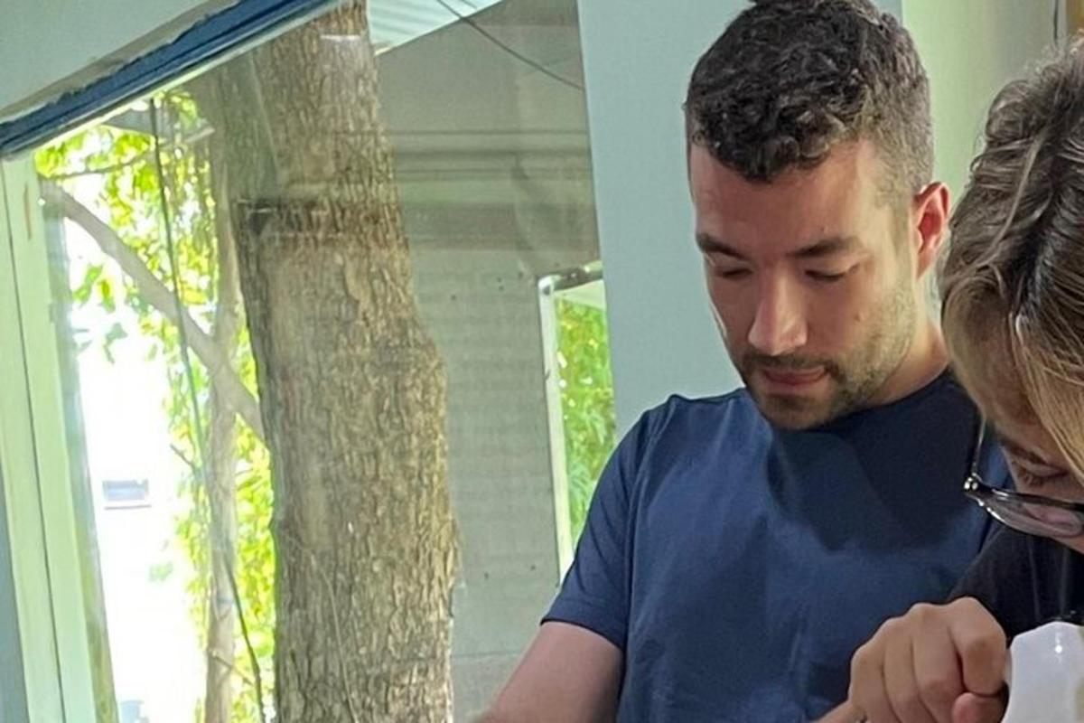 un uomo e una donna che guardano un cellulare