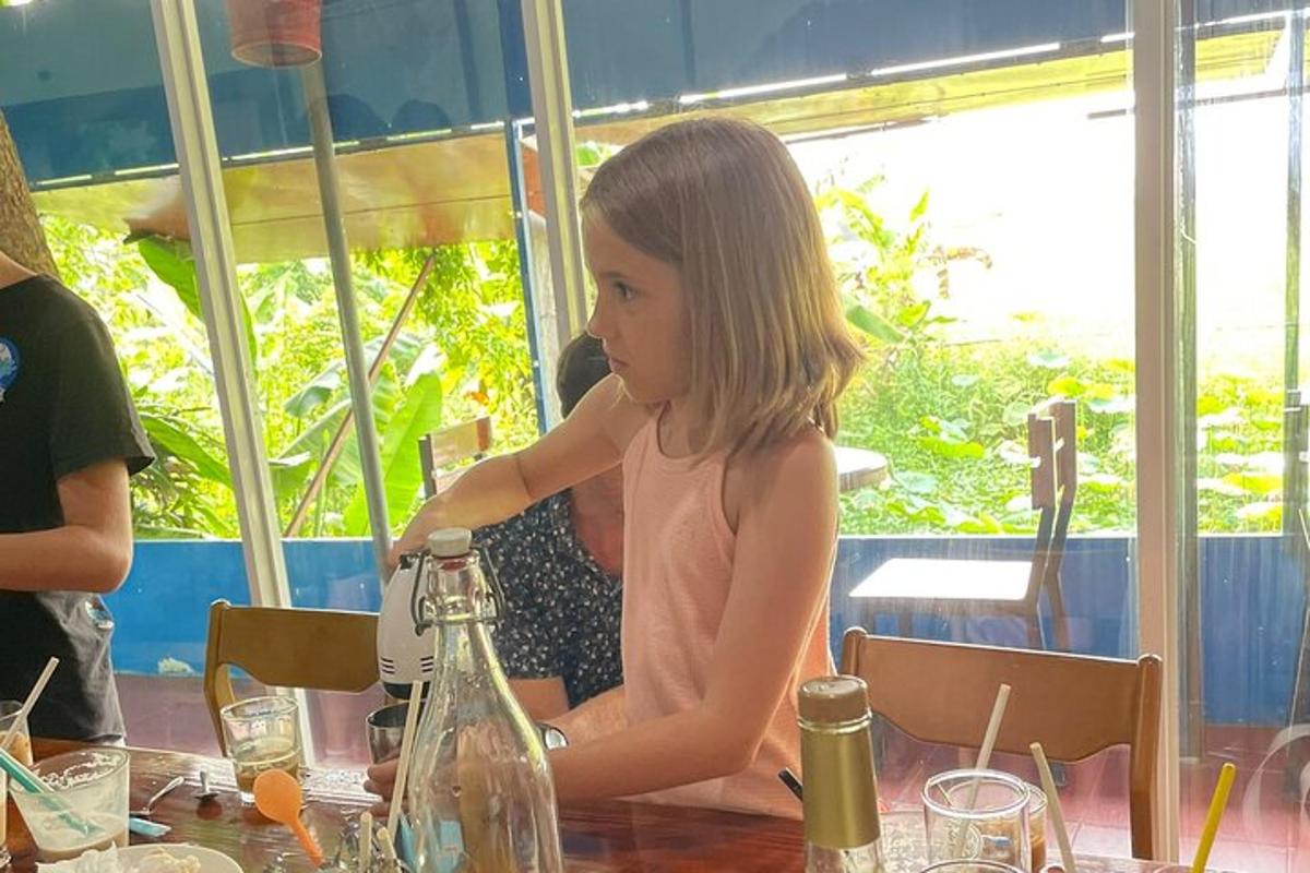 una ragazza seduta a un tavolo in un ristorante