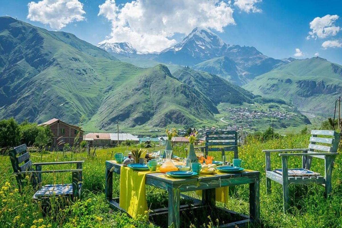 o masă de picnic cu vedere la munți