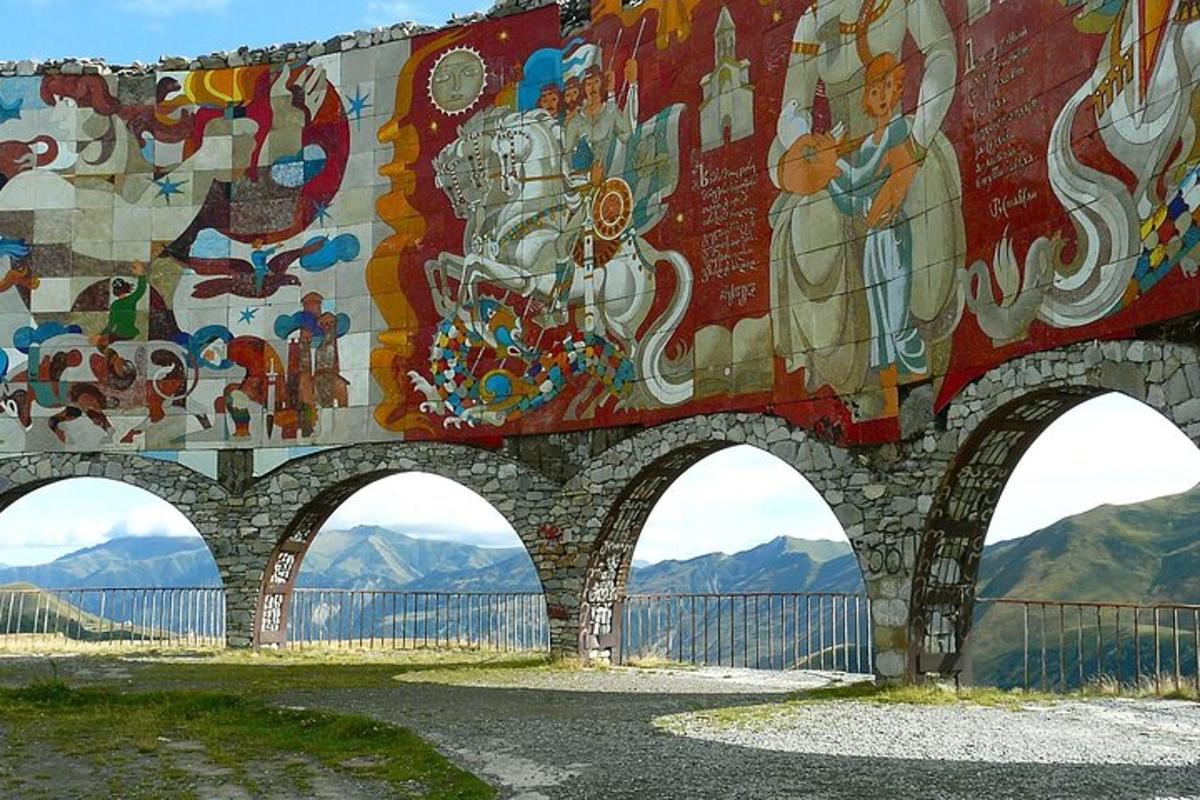 o pictură murală pe marginea unui pod