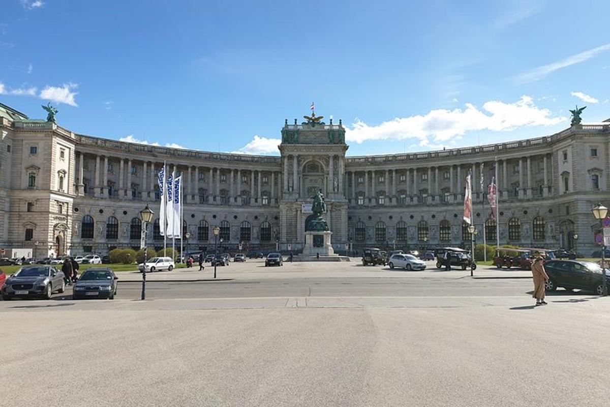 en stor byggnad med en staty framför sig