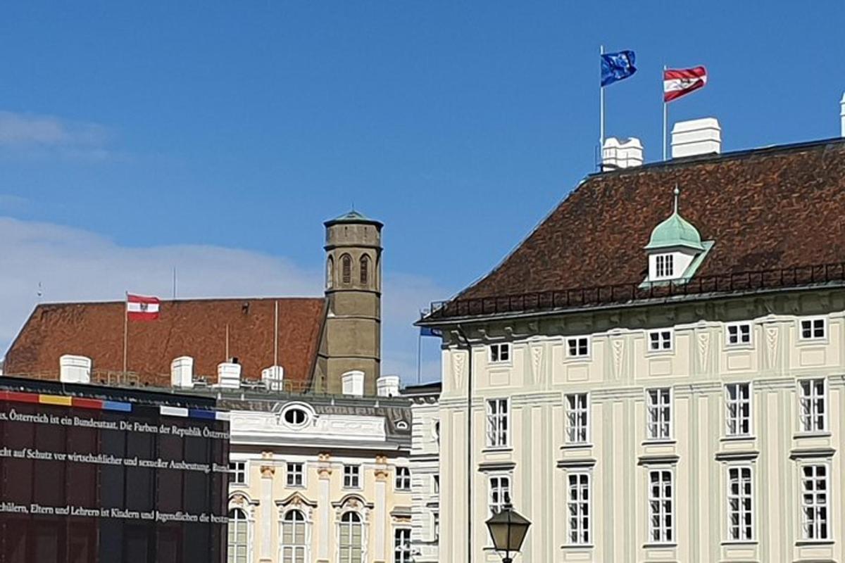 bílá budova s hodinovou věží na vrcholu