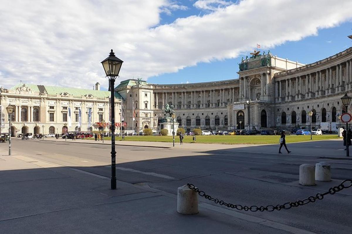 velká budova s pouliční lampou před ní