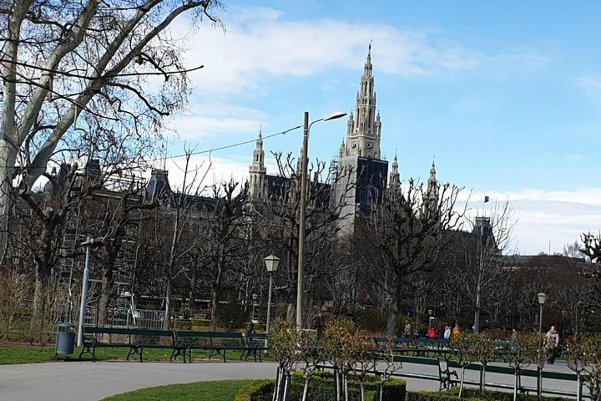 velika stavba z visokim zvonikom v daljavi