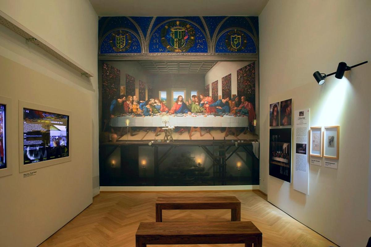 una stanza con un dipinto sul muro in un museo