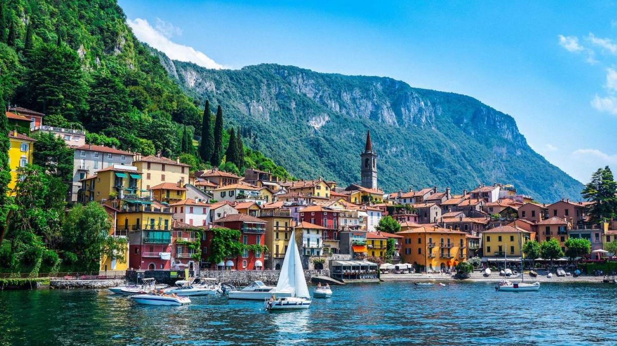 eine Stadt an einem Fluss mit Booten im Wasser