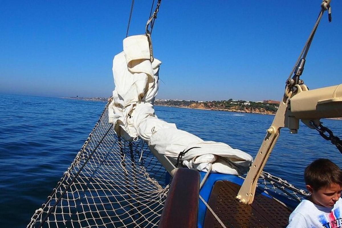 een man op een boot in het water