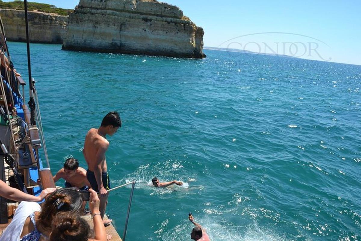 un grupo de personas en el agua en un barco